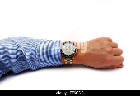 Eines Mannes Arm trägt eine Armbanduhr und ein blaues formelle Hemd auf weißem Hintergrund Stockfoto