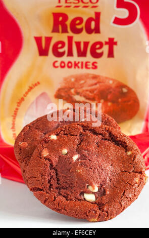 Packung mit 5 Tesco Red Velvet Cookies auf weißem Hintergrund - White Chocolate Chip Cookies mit weißer Schokolade befüllen Stockfoto