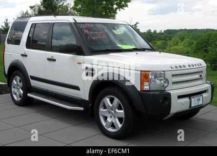 Der 2008 Land Rover LR3 ist ein Luxus-SUV, der für seine Geländegängigkeit und fortschrittliche Technologie bekannt ist. Der LR3 wird von einem 4,0-l-V6- oder 4,4-l-V8-Motor angetrieben und bietet eine hervorragende Anhängelast und ein angenehmes Fahrgefühl auf der Straße. Mit seinem geräumigen Innenraum und dem robusten Design ist der LR3 ideal für alltägliche Fahrten und Geländeabenteuer. Stockfoto