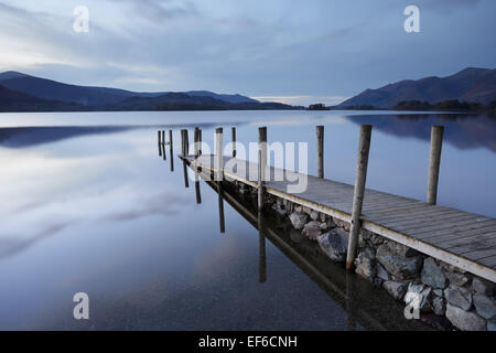 Derwent Steg in der Abenddämmerung Stockfoto