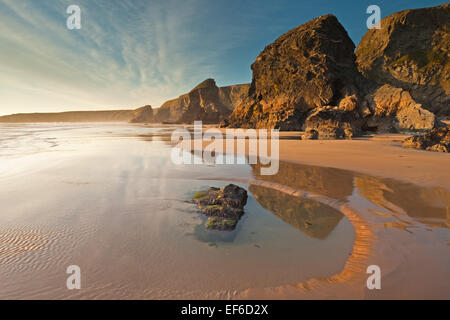 Felsenpool an den sandigen Ufern des bedruthan Stockfoto