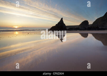 Sonnenuntergang am Strand von Bedruthan Steps, Cornwall Stockfoto