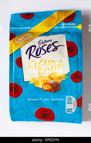 Beutel mit limitierter Auflage Cadbury Roses Golden Barrel Pralinen isoliert auf weißem Hintergrund Stockfoto