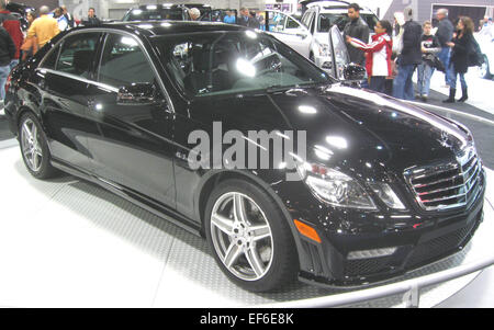 Der Mercedes-Benz E63 AMG 2010 ist eine Hochleistungs-Luxuslimousine mit 6,3 l V8-Motor. Er ist bekannt für sein außergewöhnliches Handling, seinen leistungsstarken Motor und seine luxuriösen Funktionen und bietet ein raffiniertes und aufregendes Fahrerlebnis. Stockfoto