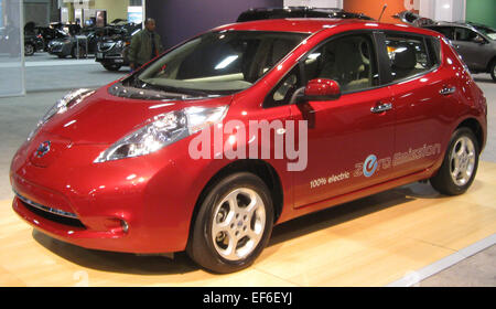 Der 2011 Nissan Leaf ist ein vollelektrisches Kompaktfahrzeug für umweltbewusste Fahrer. Er wird von einem Elektromotor angetrieben und ermöglicht emissionsfreies Fahren mit einer Reichweite von bis zu 100 km bei voller Ladung. Das Leaf verfügt über ein modernes Design, einen komfortablen Innenraum und fortschrittliche Technologie, was es zu einem der erschwinglichsten Elektrofahrzeuge auf dem Markt macht. Stockfoto