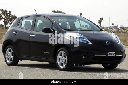 Der 2011 Nissan Leaf SL ist ein rein elektrisches Fahrzeug, das für umweltfreundliches Fahren entwickelt wurde. Es bietet eine Reichweite von bis zu 100 Meilen mit einer einzigen Ladung und verfügt über moderne Technologie und einen komfortablen Innenraum. Die NHTSA-Sicherheitsspezifikation bestätigt die Zuverlässigkeit und die Leistung von Crashtests. Stockfoto