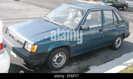 Der Toyota Tercel der zweiten Generation, der von 1982 bis 1986 hergestellt wurde, ist ein Kompaktwagen, der für seine Kraftstoffeffizienz und sein praktisches Design bekannt ist. Angetrieben von einem 1,5-l-Vierzylindermotor bietet er ein einfaches und zuverlässiges Fahrerlebnis. Der Tercel ist eine beliebte Wahl für alle, die ein erschwingliches, effizientes Fahrzeug für den täglichen Einsatz in der Stadt suchen. Stockfoto