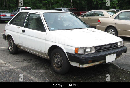 Der Toyota Tercel EZ 3-türige Heckheck der zweiten Generation, der in den späten 1980er und frühen 1990er Jahren hergestellt wurde, ist ein kompaktes Fahrzeug, das für seine Kraftstoffeffizienz, Einfachheit und Zuverlässigkeit bekannt ist. Mit seinem 1,5-Liter-Vierzylindermotor ist der Tercel eine kostengünstige Wahl für alle, die ein erschwingliches und zuverlässiges Fahrzeug suchen. Stockfoto