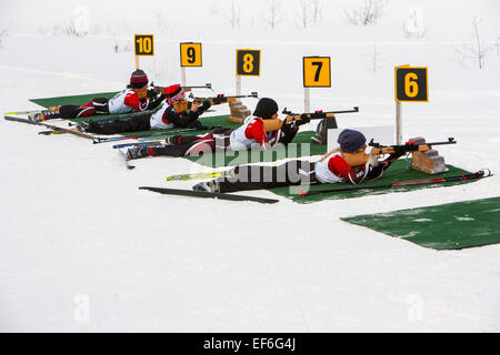 Vier Biathleten auf einem Schießplatz. Stockfoto