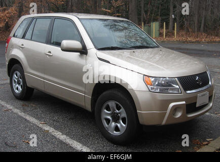 Der Suzuki Grand Vitara der zweiten Generation, der von 2006 bis 2014 hergestellt wurde, ist ein kompakter SUV, der für seine Geländegängigkeit und seine solide Bauweise bekannt ist. Er verfügt über eine Karosserie-am-Rahmen-Konstruktion, eine Auswahl an Allradantriebssystemen und ein robustes Äußeres. Das Grand Vitara ist ideal für alle, die eine Mischung aus Nutzen und Abenteuer in einem kompakten Paket suchen. Stockfoto
