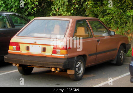 Der Toyota Tercel der zweiten Generation, der von 1990 bis 1994 hergestellt wurde, ist eine kompakte dreitürige Heckklappe, die für ihre praktische Funktionalität und Kraftstoffeffizienz bekannt ist. Angetrieben von einem 1,5-l-Motor bietet er ein einfaches Design mit solider Leistung und ausgezeichneter Benzinleistung. Das Tercel ist eine zuverlässige Wahl für alle, die ein erschwingliches, kleines Auto für den täglichen Pendelverkehr und die Stadtfahrt suchen. Stockfoto