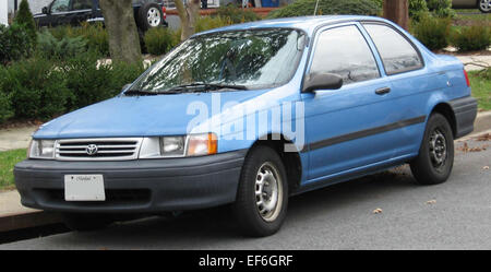 Das in den 1990er Jahren hergestellte Toyota Tercel Coupé der vierten Generation ist ein kompaktes Fahrzeug, das für seine Wirtschaftlichkeit und Zuverlässigkeit bekannt ist. Dieses Modell bietet eine gute Kraftstoffeffizienz, einen praktischen Innenraum und ein einfaches Design, was es zu einer kostengünstigen Wahl für Stadtfahrten und Alltagsfahrten macht. Stockfoto