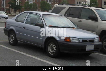 Das Toyota Tercel Coupe der fünften Generation ist ein kompaktes Fahrzeug, das für seine Effizienz und seine geringe Größe bekannt ist und somit eine praktische Option für den Stadtverkehr darstellt. Seine leichte Bauweise und die wirtschaftliche Leistung machen ihn zu einer beliebten Wahl für preisbewusste Fahrer. Stockfoto