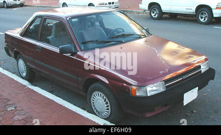 Der 1987-1990 Toyota Tercel Coupe ist ein kompaktes Fahrzeug, das für seine Kraftstoffeffizienz und Einfachheit bekannt ist. Angetrieben von einem 1,5-l-Vierzylindermotor bietet er zuverlässige Leistung für den täglichen Fahrbetrieb. Das Tercel Coupe ist dank seiner geringen Stellfläche ein leicht zu manövrierendes Fahrzeug, ideal für Stadtfahrten und kurze Fahrten. Stockfoto