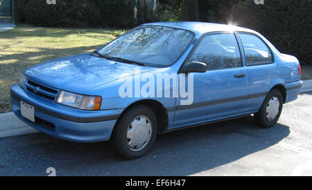 Das 1993-1994 Toyota Tercel Coupe ist ein kompaktes Fahrzeug, das für seine Kraftstoffeffizienz und sein einfaches Design bekannt ist. Angetrieben von einem 1,5 l-Vierzylindermotor bietet er zuverlässige Leistung für die tägliche Fahrt. Das Tercel Coupé verfügt über einen kleinen, aber effizienten Innenraum und ist damit eine hervorragende Wahl für alle, die ein erschwingliches, schnörkelloses Fahrzeug mit hervorragendem Kraftstoffverbrauch und zuverlässigem Transport suchen. Stockfoto