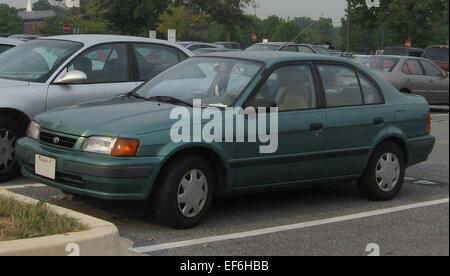 Die 1995-1999 Toyota Tercel Limousine ist ein Kleinwagen, der für seine Kraftstoffeffizienz und Zuverlässigkeit bekannt ist. Mit seinem einfachen Design und einem 1,5-l-Vierzylindermotor bietet er eine praktische und erschwingliche Option für den täglichen Pendelverkehr. Der Tercel ist wegen seiner niedrigen Wartungskosten und seines guten Rufs für Langlebigkeit beliebt. Stockfoto