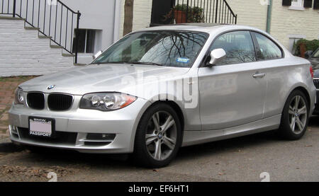 Das BMW 1er Coupé 2011-2015 ist ein kompakter Luxus-Sportwagen mit agilem Handling und schlankem Design. Mit leistungsstarken Motoroptionen und einem gehobenen Innenraum bietet er ein ansprechendes Fahrerlebnis in einem kleineren, erschwinglicheren Luxus-Paket. Stockfoto