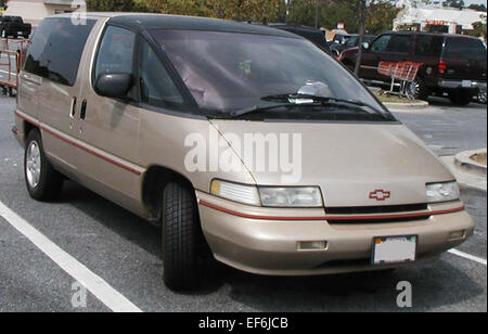 Der Chevrolet Lumina APV, der von 1990 bis 1996 hergestellt wurde, ist ein Kleinbus mit 3,1 l V6-Motor, Frontantrieb und geräumigen Sitzplätzen für bis zu sieben Passagiere und vielseitigen Innenausstattungen. Stockfoto