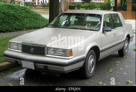 Die 2011 Chrysler Dynasty ist eine mittelgroße Limousine mit 3,5 l V6-Motor, Frontantrieb und geräumigem Innenraum, die auf Komfort und Zuverlässigkeit ausgelegt ist. Stockfoto