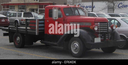 Diamond T war eine US-amerikanische Marke, die von den 1900er bis in die 1970er Jahre für die Produktion von schweren Lkw bekannt war Das Unternehmen erlangte Anerkennung für seine zuverlässigen und langlebigen Fahrzeuge, die sowohl für kommerzielle als auch militärische Zwecke während des Zweiten Weltkriegs entwickelt wurden Stockfoto