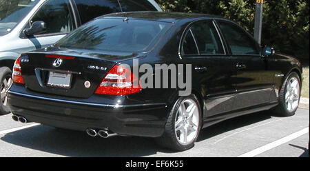 Die Mercedes-Benz E55 AMG (W211) ist eine Hochleistungs-Luxuslimousine mit einem 5,4-Liter-V8-Motor, die eine Mischung aus Leistung und Kultiviertheit bietet. Er bietet außergewöhnliche Fahrdynamik und ein erstklassiges Fahrerlebnis. Stockfoto