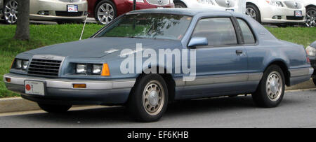 Der Ford Thunderbird 2008-2010 ist ein im Retro-Stil inspiriertes zweitüriges Cabriolet mit schlankem Design und leistungsstarkem V8-Motor. Er ist bekannt für seine luxuriösen Funktionen und sein Fahrerlebnis im Freien und bietet eine einzigartige Mischung aus klassischem Stil und moderner Leistung. Stockfoto