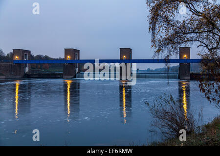 Ruhr-Damm in Duisburg-Meiderich, dient zur Entwässerung des Rhein-Herne-Kanal Stockfoto