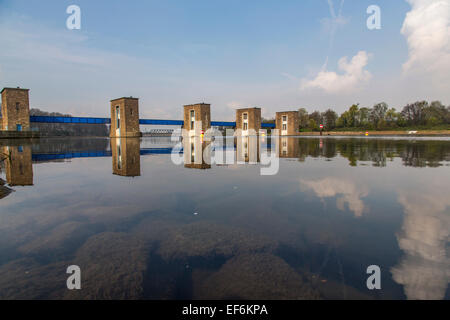 Ruhr-Damm in Duisburg-Meiderich, dient zur Entwässerung des Rhein-Herne-Kanal Stockfoto