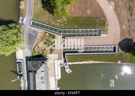 Fische passieren, Fluss Ruhr bei Schwerte, eine künstliche Wasserstraße für Fische, und den Fluss schwimmen, einen Damm zu umgehen Stockfoto