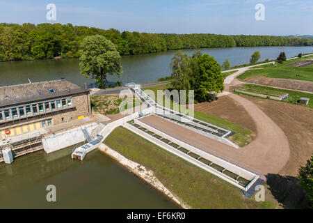 Fische passieren, Fluss Ruhr bei Schwerte, eine künstliche Wasserstraße für Fische, und den Fluss schwimmen, einen Damm zu umgehen Stockfoto