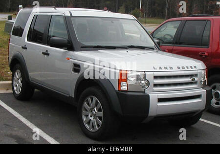 Der Land Rover LR3 ist ein Luxus-SUV, der für seine Geländegängigkeit und seine robuste Leistung bekannt ist. Mit einem 4,4-Liter-V8-Motor bietet der LR3 ein ruhiges Fahrverhalten und einen geräumigen Innenraum. Seine fortschrittliche Technologie und Sicherheitsfunktionen machen ihn zur idealen Wahl für alle, die ein vielseitiges Fahrzeug für Abenteuer auf der Straße und im Gelände suchen. Stockfoto