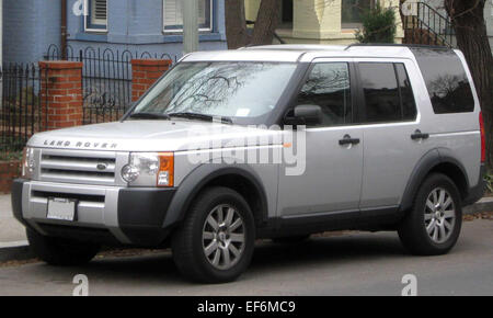 Der Land Rover LR3 ist ein Luxus-SUV, der für seine Geländegängigkeit und den geräumigen Innenraum bekannt ist. Angetrieben von einem 4,4-l-V8-Motor bietet er eine Mischung aus Leistung, Komfort und robustem Design. Mit fortschrittlichen Geländefunktionen und einer komfortablen Fahrt ist der LR3 eine solide Wahl für Abenteuerlustige und alle, die ein vielseitiges Luxusfahrzeug suchen. Stockfoto