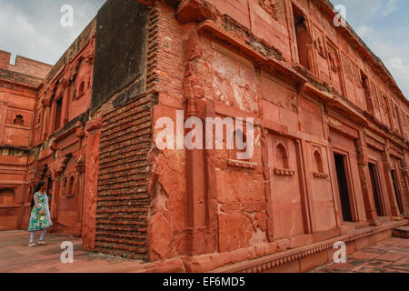 Junge Frau im Akbar Mahal in Agra Red Fort Komplex, Indien. Stockfoto