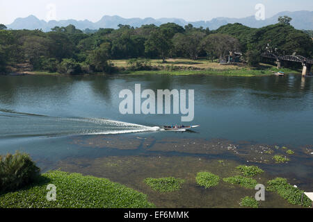 Ausflugsschiff am River Kwai in Kanchanaburi Stockfoto