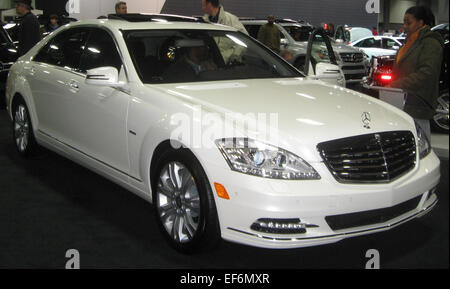 Die Mercedes-Benz S400 Hybrid 2010 ist eine Luxuslimousine, die Leistung mit Umweltbewusstsein verbindet. Der S400 Hybrid wird von einem V6-Motor und einem Elektromotor angetrieben und bietet einen beeindruckenden Kraftstoffverbrauch und geringere Emissionen. Mit luxuriösen Innenausstattungen und fortschrittlicher Technologie ist es eine elegante und umweltfreundliche Option für alle, die Luxus und Nachhaltigkeit suchen. Stockfoto