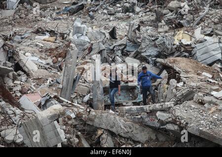 Gaza, Gaza-Stadt. 27. Januar 2015. Palästinenser sind in der Nähe ihrer Häuser Trümmern gesehen, die während der 50-Tage israelischen Offensive im Gazastreifen im letzten Juli und August, in Al-Schadschaija Nachbarschaft, östlich von Gaza-Stadt, am 27. Januar 2015 zerstört wurden. Das UNO-Hilfswerk und Works Agency (UNRWA) beschlossen am Dienstag, Unterstützung der palästinensischen Familien, deren Häuser zerstört wurden, in der israelischen Offensive gegen den Gaza-Streifen im Juli und August letztes Jahr. © Wissam Nassar/Xinhua/Alamy Live-Nachrichten Stockfoto