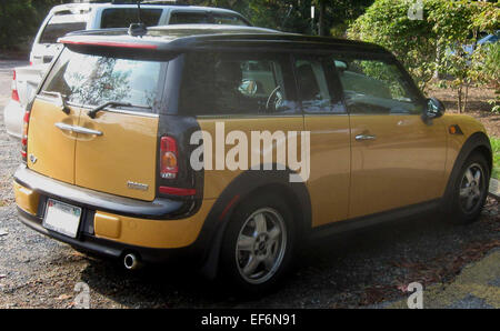 Der Mini Clubman ist ein kompakter Kombi mit einem markanten Design mit geteilter Hintertür, stilvollem Äußeren und geräumigem Innenraum. Er ist bekannt für sein sportliches Handling und seine Premium-Funktionen und bietet ein praktisches und zugleich unterhaltsames Fahrerlebnis. Stockfoto