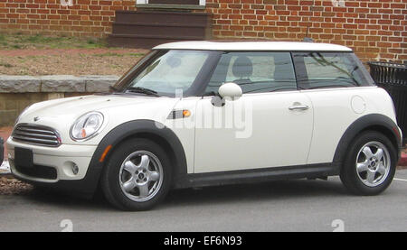 Der 2001-2010 Mini Cooper ist ein kompaktes, sportliches Fahrzeug, das für sein einzigartiges Design und sein agiles Handling bekannt ist. Angetrieben von einem 1,6-l-4-Zylinder-Motor bietet er ein unterhaltsames und effizientes Fahrerlebnis. Der Mini Cooper verfügt über ein markantes, Retro-inspiriertes Äußere und ein hochwertiges, kompaktes Interieur. Sein wendiges Handling und der sparsame Kraftstoffverbrauch machen ihn zu einer attraktiven Option für alle, die ein spaßiges, städtefreundliches Auto suchen. Stockfoto
