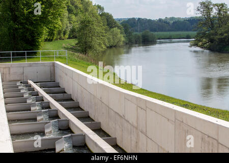 Fische passieren, Fluss Ruhr bei Schwerte, eine künstliche Wasserstraße für Fische, und den Fluss schwimmen, einen Damm zu umgehen Stockfoto