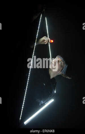 Im Bild: Deborah Pugh durchführen. Theater Ad Infinitum präsentieren ihre Show "Licht" in die Grube Theater, Barbican Centre, London, UK. Die Show ist Teil der London International Mime Festival (LIMF) und läuft vom 20. bis 24. Januar 2015. "Light" geschrieben und unter der Regie von George Mann mit Charlotte Dubery, Matthew Gurney, Robin Guiver, Deborah Pugh und Michael Sharman durchführen. Stockfoto