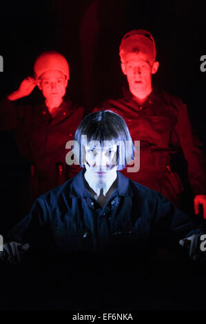 Im Bild: L-r: Charlotte Dubery, Deborah Pugh und Robin Guiver durchführen. Theater Ad Infinitum präsentieren ihre Show "Licht" in die Grube Theater, Barbican Centre, London, UK. Die Show ist Teil der London International Mime Festival (LIMF) und läuft vom 20. bis 24. Januar 2015. "Light" geschrieben und unter der Regie von George Mann mit Charlotte Dubery, Matthew Gurney, Robin Guiver, Deborah Pugh und Michael Sharman durchführen. Stockfoto