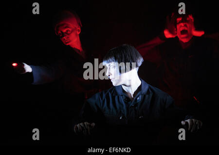 Im Bild: L-r: Charlotte Dubery, Deborah Pugh und Robin Guiver durchführen. Theater Ad Infinitum präsentieren ihre Show "Licht" in die Grube Theater, Barbican Centre, London, UK. Die Show ist Teil der London International Mime Festival (LIMF) und läuft vom 20. bis 24. Januar 2015. "Light" geschrieben und unter der Regie von George Mann mit Charlotte Dubery, Matthew Gurney, Robin Guiver, Deborah Pugh und Michael Sharman durchführen. Stockfoto