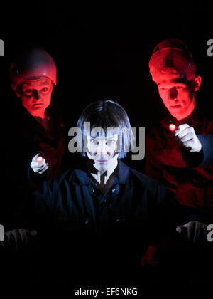 Im Bild: L-r: Charlotte Dubery, Deborah Pugh und Robin Guiver durchführen. Theater Ad Infinitum präsentieren ihre Show "Licht" in die Grube Theater, Barbican Centre, London, UK. Die Show ist Teil der London International Mime Festival (LIMF) und läuft vom 20. bis 24. Januar 2015. "Light" geschrieben und unter der Regie von George Mann mit Charlotte Dubery, Matthew Gurney, Robin Guiver, Deborah Pugh und Michael Sharman durchführen. Stockfoto