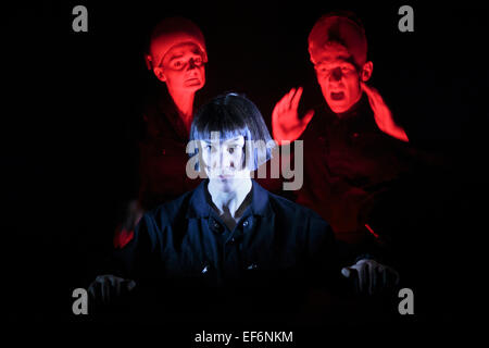 Im Bild: L-r: Charlotte Dubery, Deborah Pugh und Robin Guiver durchführen. Theater Ad Infinitum präsentieren ihre Show "Licht" in die Grube Theater, Barbican Centre, London, UK. Die Show ist Teil der London International Mime Festival (LIMF) und läuft vom 20. bis 24. Januar 2015. "Light" geschrieben und unter der Regie von George Mann mit Charlotte Dubery, Matthew Gurney, Robin Guiver, Deborah Pugh und Michael Sharman durchführen. Stockfoto