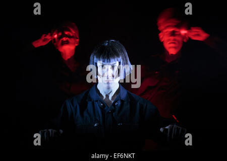 Im Bild: L-r: Charlotte Dubery, Deborah Pugh und Robin Guiver durchführen. Theater Ad Infinitum präsentieren ihre Show "Licht" in die Grube Theater, Barbican Centre, London, UK. Die Show ist Teil der London International Mime Festival (LIMF) und läuft vom 20. bis 24. Januar 2015. "Light" geschrieben und unter der Regie von George Mann mit Charlotte Dubery, Matthew Gurney, Robin Guiver, Deborah Pugh und Michael Sharman durchführen. Stockfoto