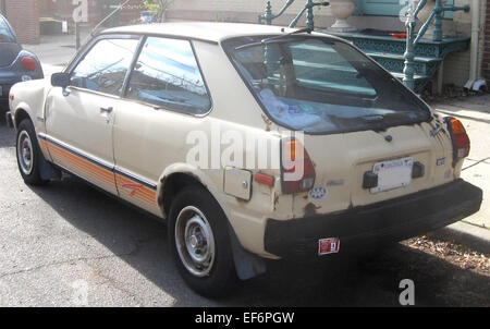 Der Toyota Corolla Tercel SR5 ist ein kompakter Fließheck mit ausgezeichneter Kraftstoffeffizienz und einem praktischen Design. Bekannt für seine Zuverlässigkeit und seine einfache Handhabung ist es eine beliebte Wahl für alle, die ein kleines, effizientes und erschwingliches Fahrzeug suchen. Stockfoto