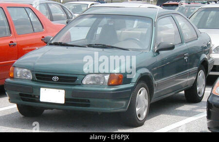Das Toyota Tercel Coupé ist ein kompaktes, zweitüriges Fahrzeug, das aufgrund seiner erschwinglichen und effizienten Leistung hergestellt wurde. Das Tercel Coupé ist bekannt für seinen sparsamen Kraftstoffverbrauch und seine langlebige Bauweise und bietet ein einfaches Design mit Schwerpunkt auf Zuverlässigkeit und niedrigen Wartungskosten. Es bleibt eine praktische Option für budgetbewusste Fahrer. Stockfoto