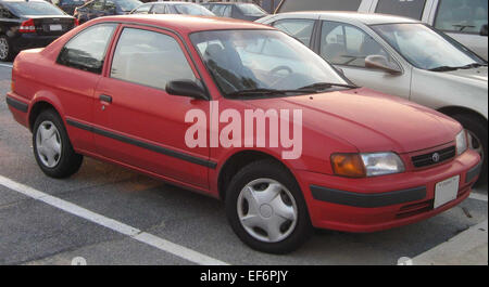 Das Toyota Tercel Coupé ist ein kompaktes, kraftstoffsparendes Fahrzeug, das für sein einfaches Design und seine Zuverlässigkeit bekannt ist. Angetrieben von einem 1,5-Liter-Vierzylindermotor bietet er praktische Funktionalität und ein komfortables Fahrerlebnis. Das Tercel Coupé ist eine kostengünstige Option für alle, die ein preisgünstiges Fahrzeug mit solider Leistung suchen. Stockfoto