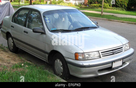 Die Toyota Tercel Limousine, die bis 2010 hergestellt wurde, ist ein Kleinwagen, der für seine Zuverlässigkeit und seine Erschwinglichkeit bekannt ist. Angetrieben von einem 1,5-l-Vierzylindermotor bietet er einen ausgezeichneten Kraftstoffverbrauch und niedrige Wartungskosten. Die Tercel Limousine ist kompakt und somit ideal für städtische Umgebungen, während ihr einfaches Design und ihre praktische Funktionalität für preisbewusste Fahrer attraktiv sind. Stockfoto