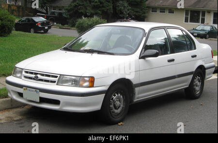 Die Toyota Tercel Limousine ist ein kompaktes Fahrzeug, das für seine Kraftstoffeffizienz und sein praktisches Design bekannt ist. Ideal für Stadtfahrer und preisbewusste Käufer, bietet es Zuverlässigkeit und niedrige Wartungskosten. Stockfoto